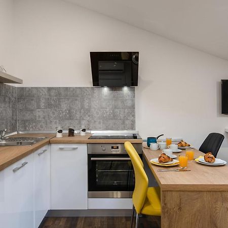 Hana - Attic Apartment In City Center Pula Exterior photo