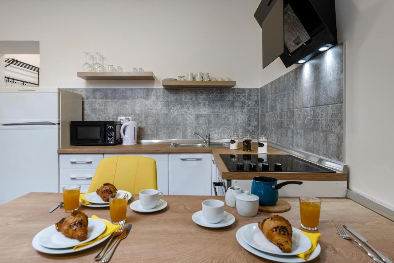 Hana - Attic Apartment In City Center Pula Exterior photo