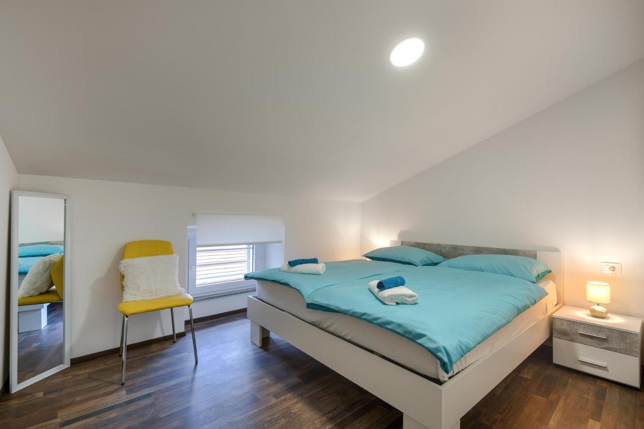 Hana - Attic Apartment In City Center Pula Exterior photo